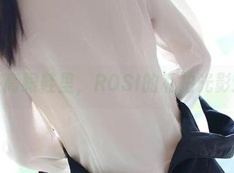 她在高跟鞋里，ROSI的私拍光影迷离