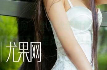 UGirls尤果网 – 全套泳装图包，艾小青让夏天变得不止是炎热，更是诱惑！