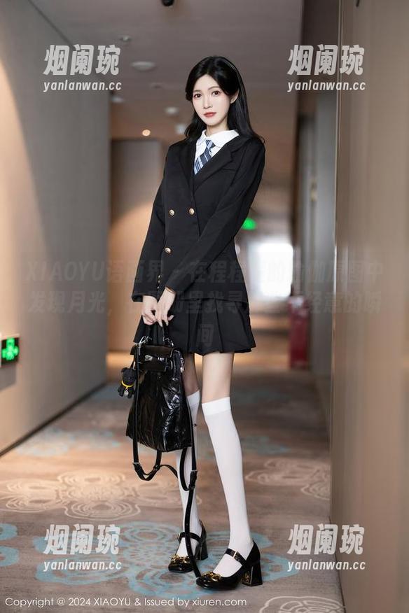 XIAOYU语画界 - 在程程程的瑜伽原图中发现月光，在图册里找寻那些不经意的瞬间