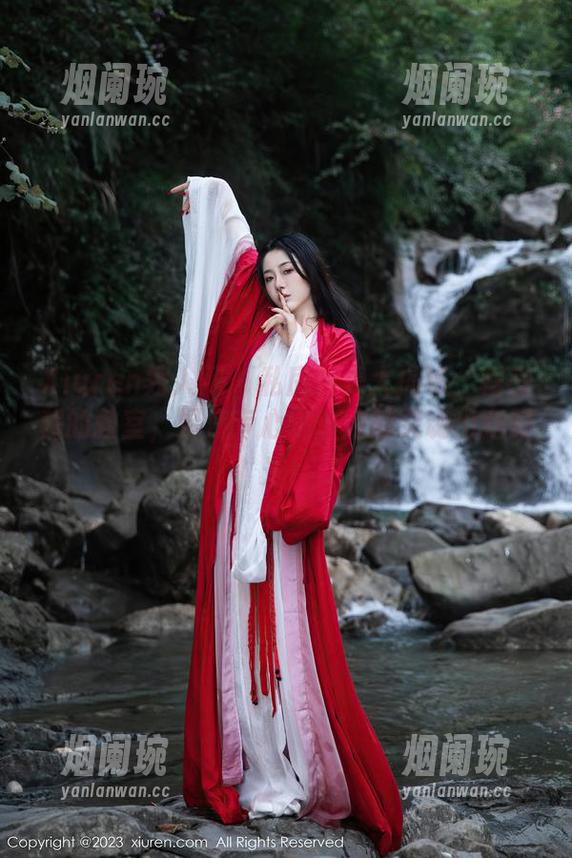 Xiuren秀人网 - 私房图集大揭秘：程程程的教室，聚焦专心写作业的灵魂出窍时光！
