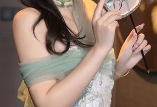 Xiuren秀人网 – 看！赵惟依coco的镂空写真竟然在挑战我的审美承受力，OMG！
