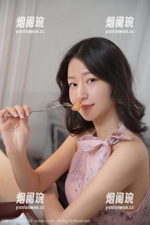 Xiuren秀人网 - 最新图册！陈巧蓓isabella与奶牛的心灵交流，咋感觉这牛也懂幽默呢？