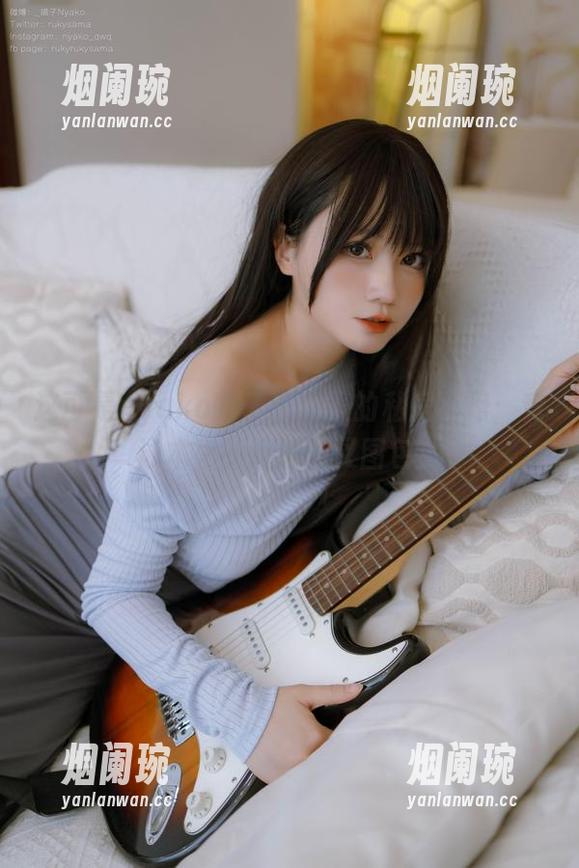nyako喵子大魔王 这可是nyako喵子大魔王的私房秘籍:竞泳本里的粉色高叉图包!