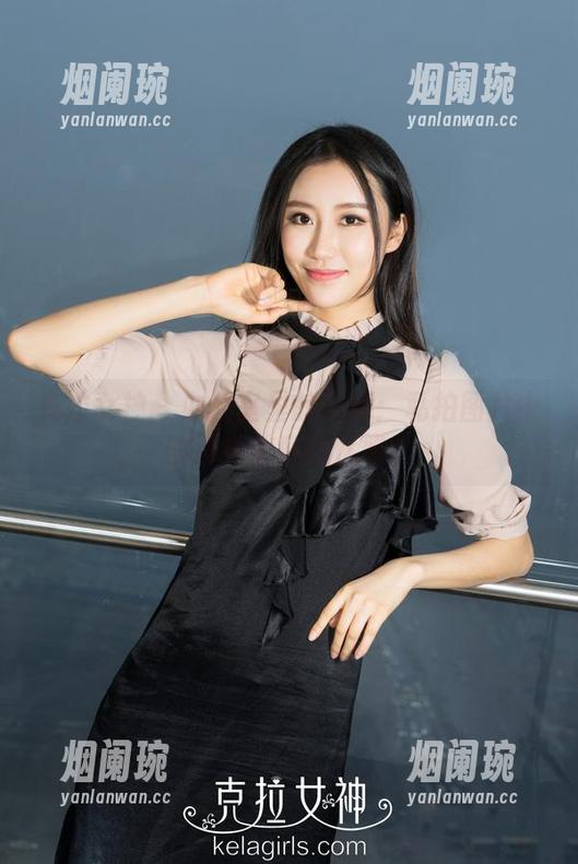 克拉女神 - 办公室里的雅楠：私拍图片中的那些随意与优雅。