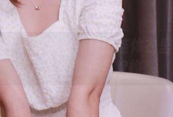 初夏女神 – 游走在环环的连体衣里：写真集里的忧伤与欢愉