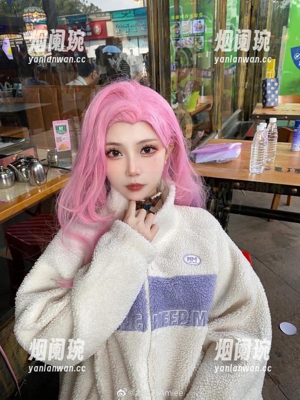 当你用高清照片捕捉到大肉丸Amiee的礼服时，那种感觉……可太妙了！