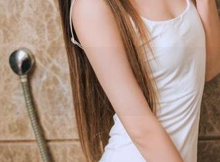 头条女神 – 火儿的私拍+美足=图包，真是让人意想不到的组合啊！
