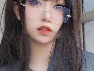 不会拍照的女主K？看看她的裸足COS图片就知道！