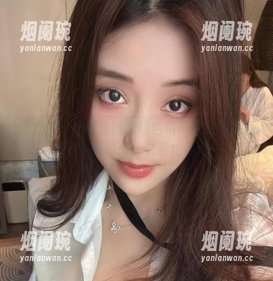 奶雯 微密圈 - 奶雯告诉我银色吊带裙是如何颠覆我审美的:来看看作品吧!