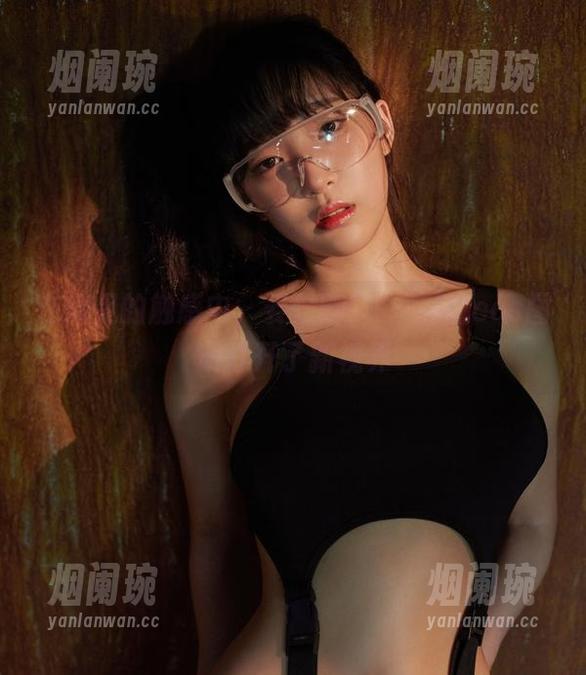 在裸足的触感中，姜仁卿(강인경)的cos图册打开了新视界