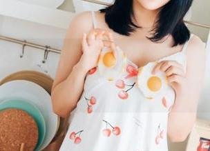 原图曝光：宋哈娜的丝袜，真是个小调皮！
