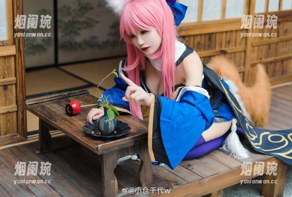 小仓千代w 小仓千代w×红色礼物裙:高清图库里的宁静与不安