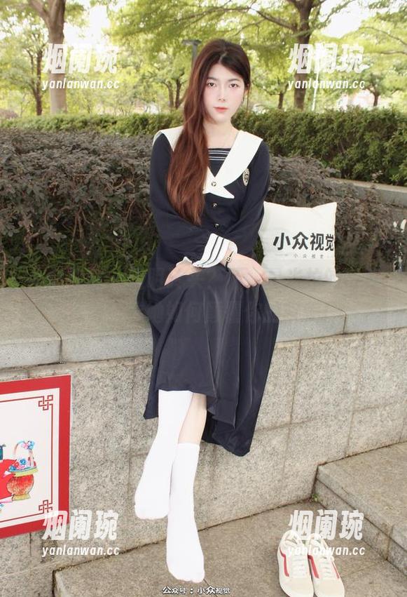 小众视觉 - 透明砖头？不，是米拉的写真资源！看她如何颠覆你的审美！