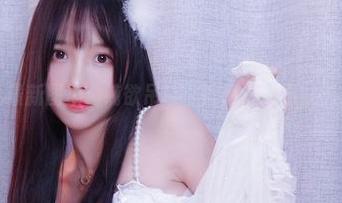 小小奶瓶儿最新图集：纯欲吊带，连风都忍不住想多看几眼！