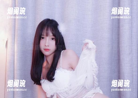 小小奶瓶儿最新图集：纯欲吊带，连风都忍不住想多看几眼！