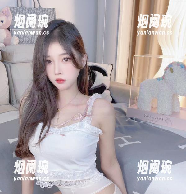 想不到吧，小小奶瓶儿的白开水毛衣定制版，竟然有这样的美图骚操作！