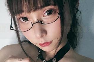 小泉学姐吖连体衣的原图分享，仿佛在诉说着无尽的故事