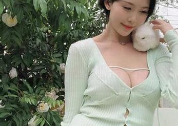 灰丝与抖娘利世：最新美图带来一丝撩动，空气中都弥漫着莫名的期待，偷偷说声喜欢