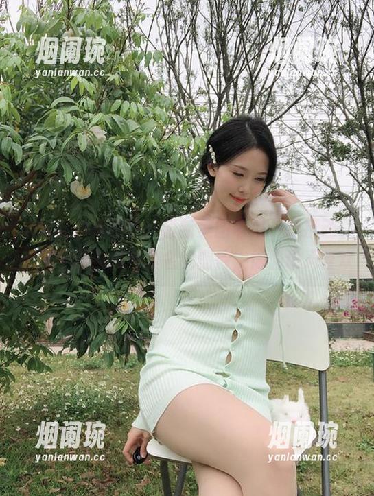 灰丝与抖娘利世：最新美图带来一丝撩动，空气中都弥漫着莫名的期待，偷偷说声喜欢