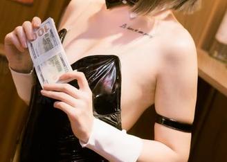 下载桃良阿宅的写真集，看看她如何在花束与影中玩转生活！