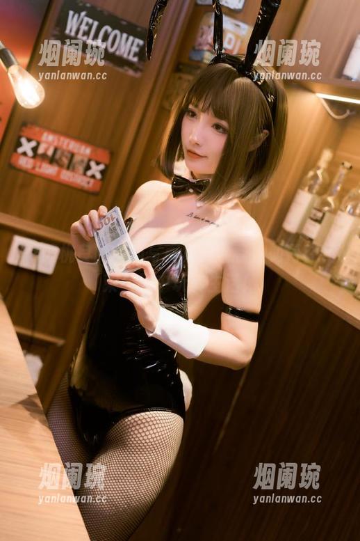 下载桃良阿宅的写真集，看看她如何在花束与影中玩转生活！