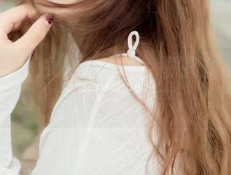 梦丝女神 – 女侠的心声：原图里玥玥的剑光闪烁，图集一页页翻过来，心跳也加速