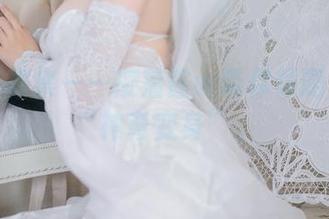 最新写真集——樱落酱w带你领略校服的“神奇变身”。