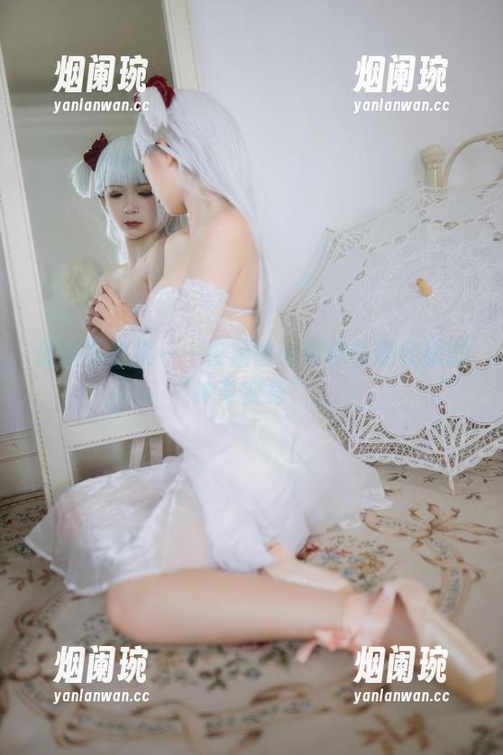 最新写真集——樱落酱w带你领略校服的“神奇变身”。