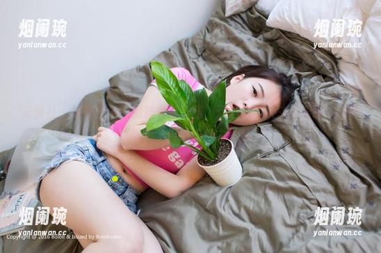 波萝社 - 跟着王语纯的连衣裙套图，开启你的人生新篇章，衣服可以换，但她的魅力不变。