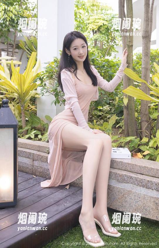 秀人网 - 在杏子Yada的红裙世界里徜徉：写真集更新！那些原图更是让人意犹未尽