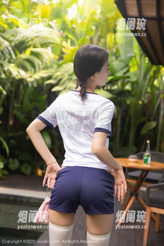 秀人网 - 熊小诺JK写真集：在朦胧的光影中，分享这些小故事，心情乖乖的。