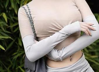 秀人网 – 女友闵妮的壁纸合集：看似简单却别有洞天