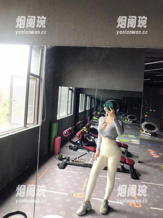 微密圈 - “紫色哒豚豚”油亮写真图册：亮起来有点晃眼，但我就是觉得这份“亮”怪可爱的。