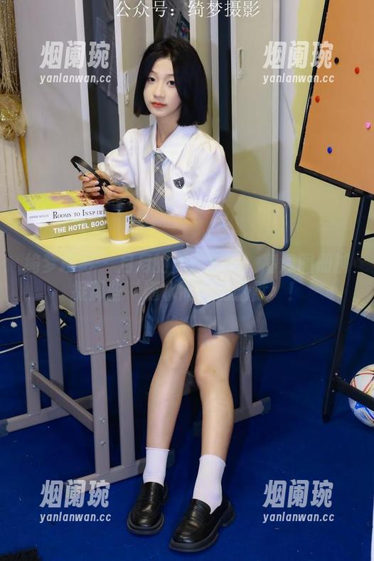 绮梦摄影 - 月月的泳池乐趣：高清图册捕捉那些‘随水而来的幽默’！