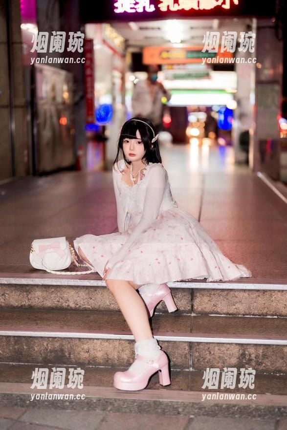 落落Raku的眼镜写真，发现新世界，眉宇之间竟藏着故事？