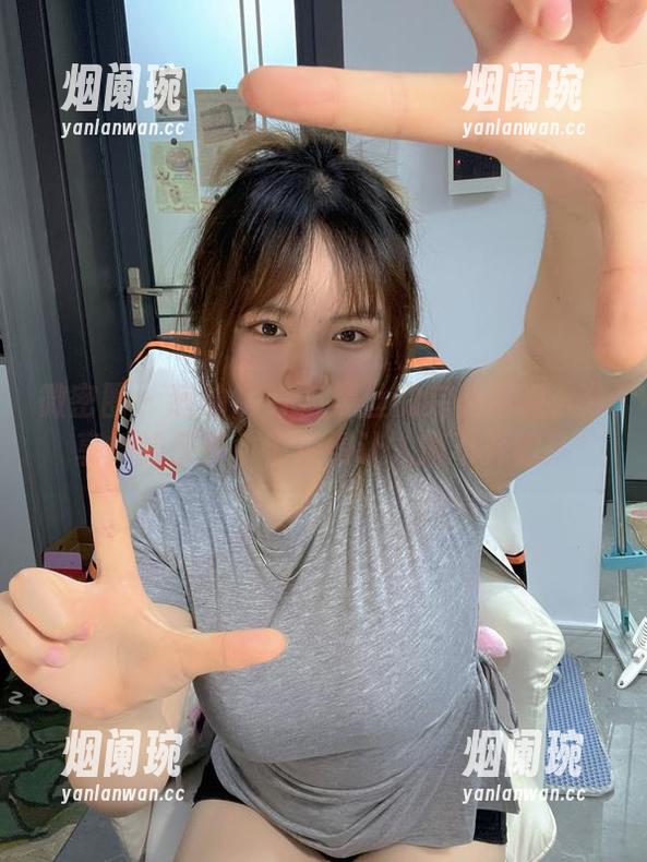 微密圈 - 葱油饼er与黑丝的完美邂逅：分享她的原图，惊艳得让人挪不开眼！