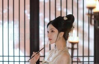 露儿大魔王睡衣写真：资源满满，谁说只能在床上才‘睡’得美？