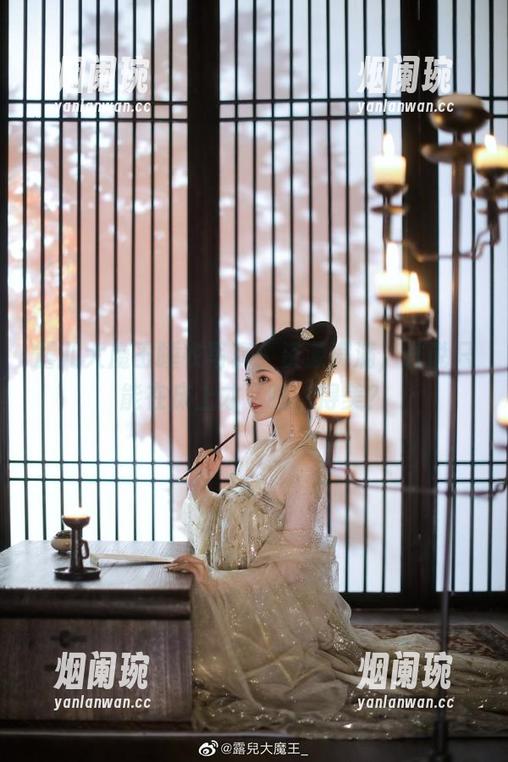 露儿大魔王睡衣写真：资源满满，谁说只能在床上才‘睡’得美？