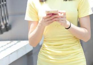 魔镜街拍 – 当午后阳光遇见婷婷的灰裙，一张原图带你感受轻盈的OL气息！