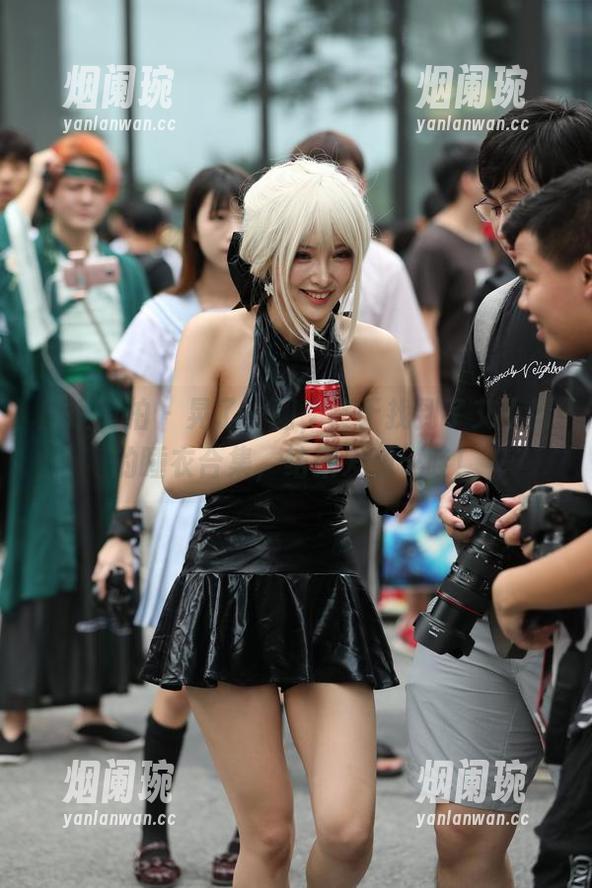 魔镜街拍 - 晃了一圈，终于找到了艾小青的睡衣合集，结果发现…哇！