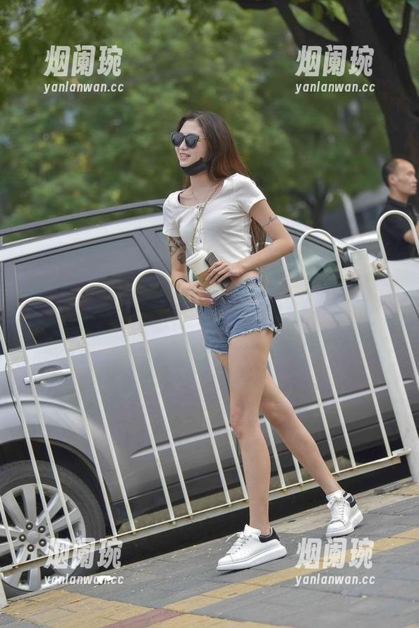 魔镜街拍-艾小青 魔镜街拍 - 在艾小青的美脚中沉迷:每一张壁纸都是心动!