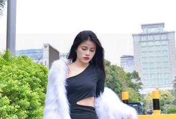 魔镜街拍热推最新套图，黑丝改良旗袍，少妇的魅力在这一刻炸裂开来！