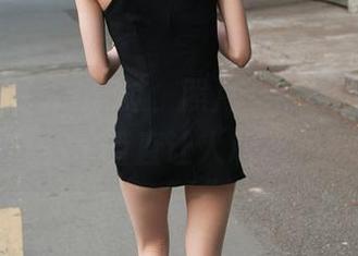 魔镜街拍：别错过，照片里的小百褶裙美女，简直让人心动！