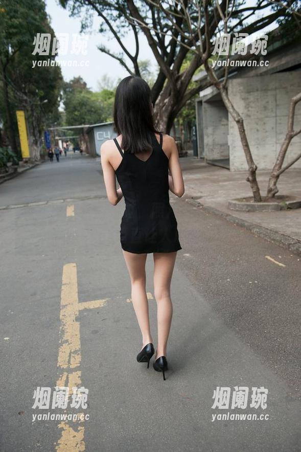魔镜街拍 魔镜街拍:别错过,照片里的小百褶裙美女,简直让人心动!